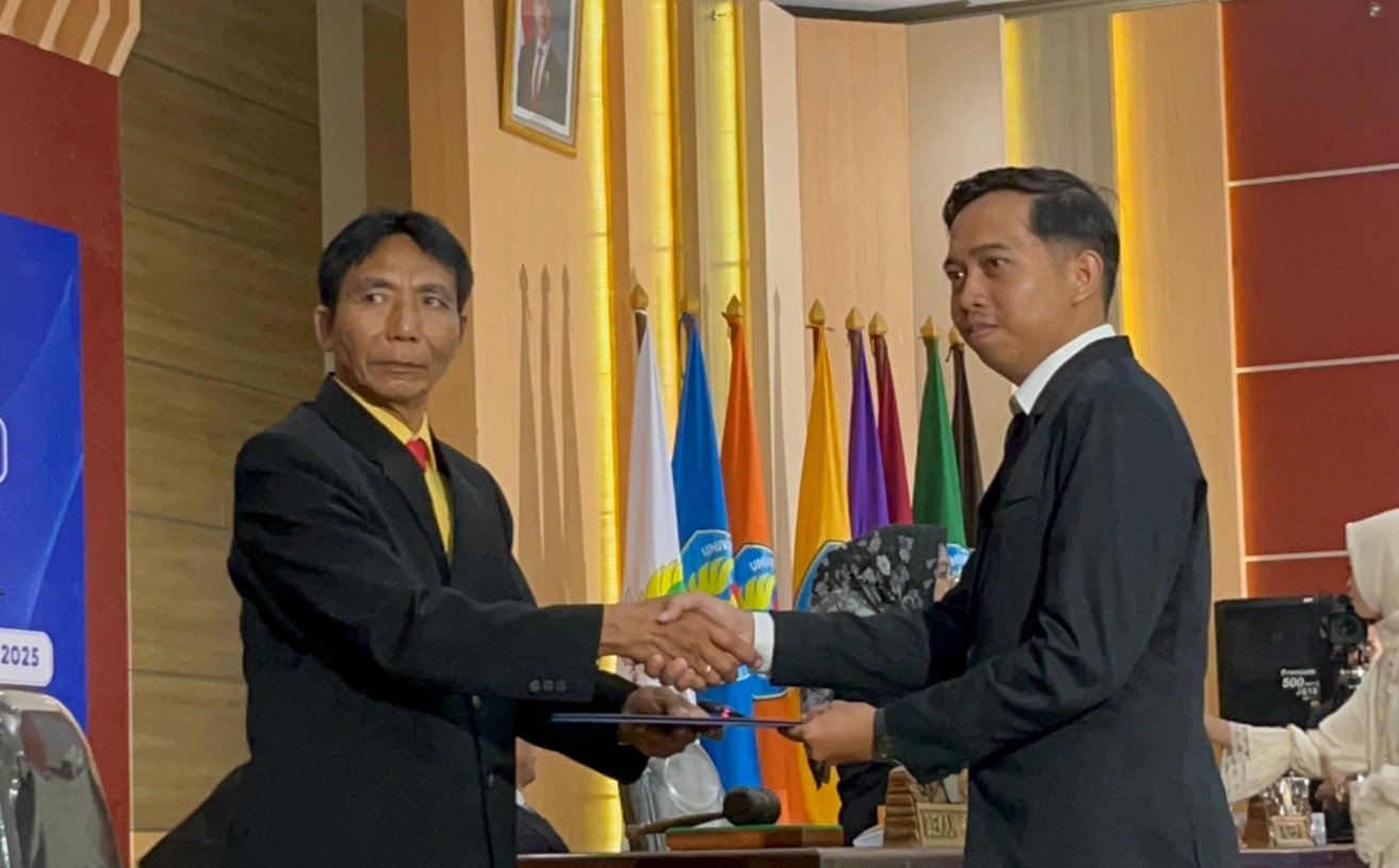 KHIDMAT:&nbsp; Lulusan PPG Unipma gelombang 3 tahun 2024 saat mengikuti prosesi pelepasan dan sumpah profesi guru di Gedung Graha Cendekia kemarin.