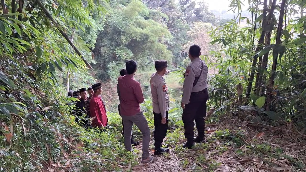 TAK JADI KE TKP: Warga dan anggota kepolisian&nbsp;saat hendak&nbsp;menuju lokasi kejadian sengatan tawon vespa di Desa Pocol, Sine, Ngawi, Kamis 6 Februari 2025.&nbsp;