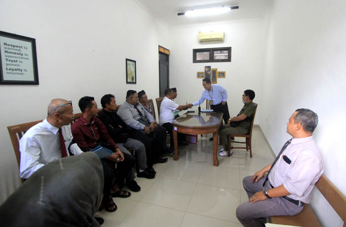 JALAN TENGAH : Pengadilan Negeri (PN) mengupayakan mediasi terkait gugatan perdata terhadap dua pedagang ssayur keliling dan perangkat Desa Pesu, Kecamatan Maospati, 5 Februari 2025.&nbsp;