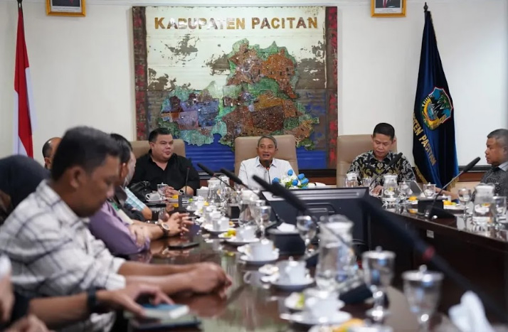 PEMODAL: Pertemuan calon investor dan Bupati Pacitan Indrata Nur Bayuaji beserta jajaran pejabat pemkab setempat, Rabu malam, 5 Februari 2025.&nbsp;