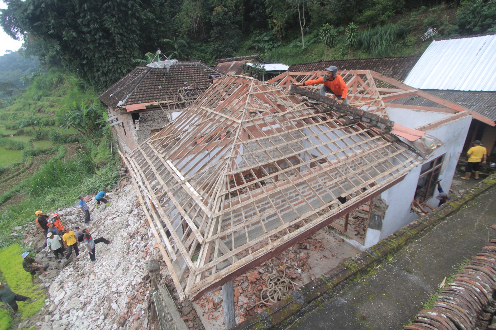 Rumah warga di Plaosan, Magetan ambruk setelah diterjang longsor, Sabtu (8/2). (AJI PUTRA/RADAR MAGETAN)