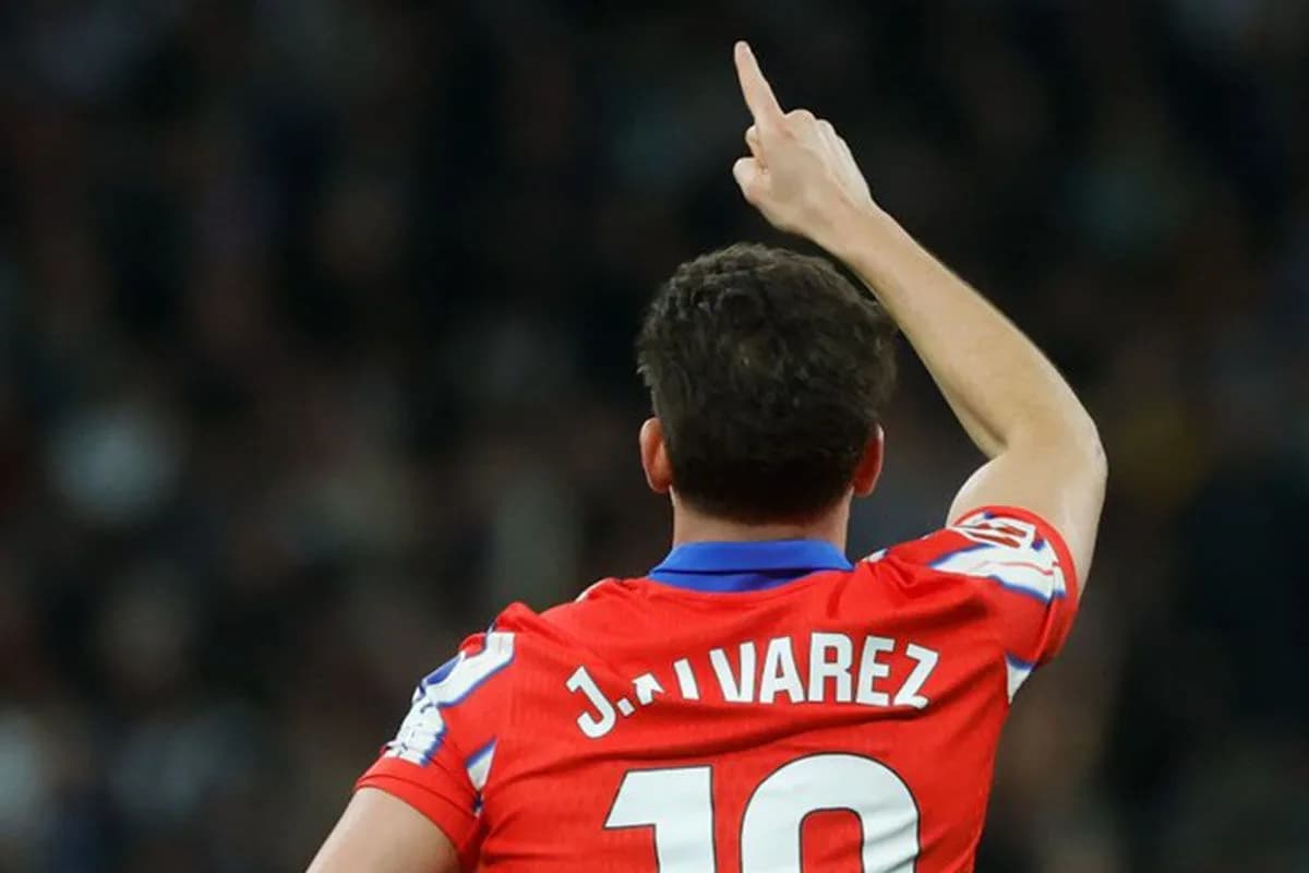 Pemain Atletico Madrid asal Argentina Julian Alvarez mengacungkan jari setelah sukses mengeksekusi penalti. (ANTARA)
