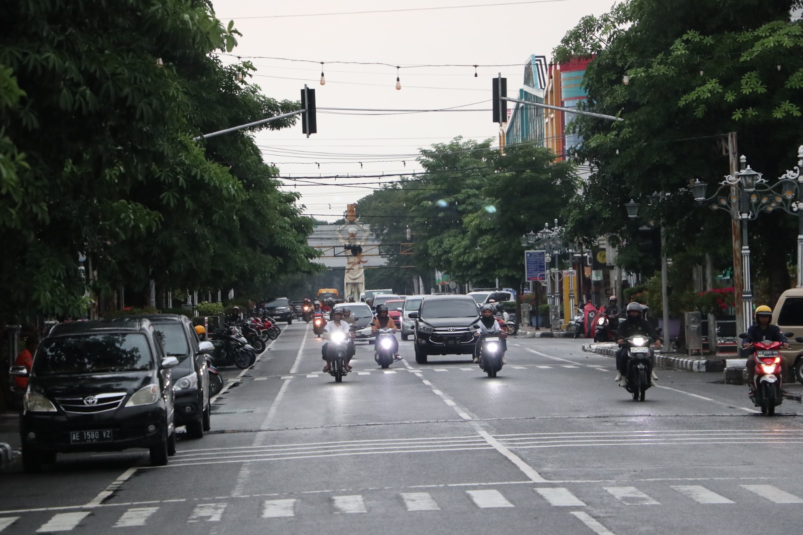 OLAHRAGA: Jalan HOS Cokroaminoto dan Jendsud steril dari kendaraan umum setiap Minggu pagi. (SUGENG DWI N./JAWA POS RADAR PONOROGO)
