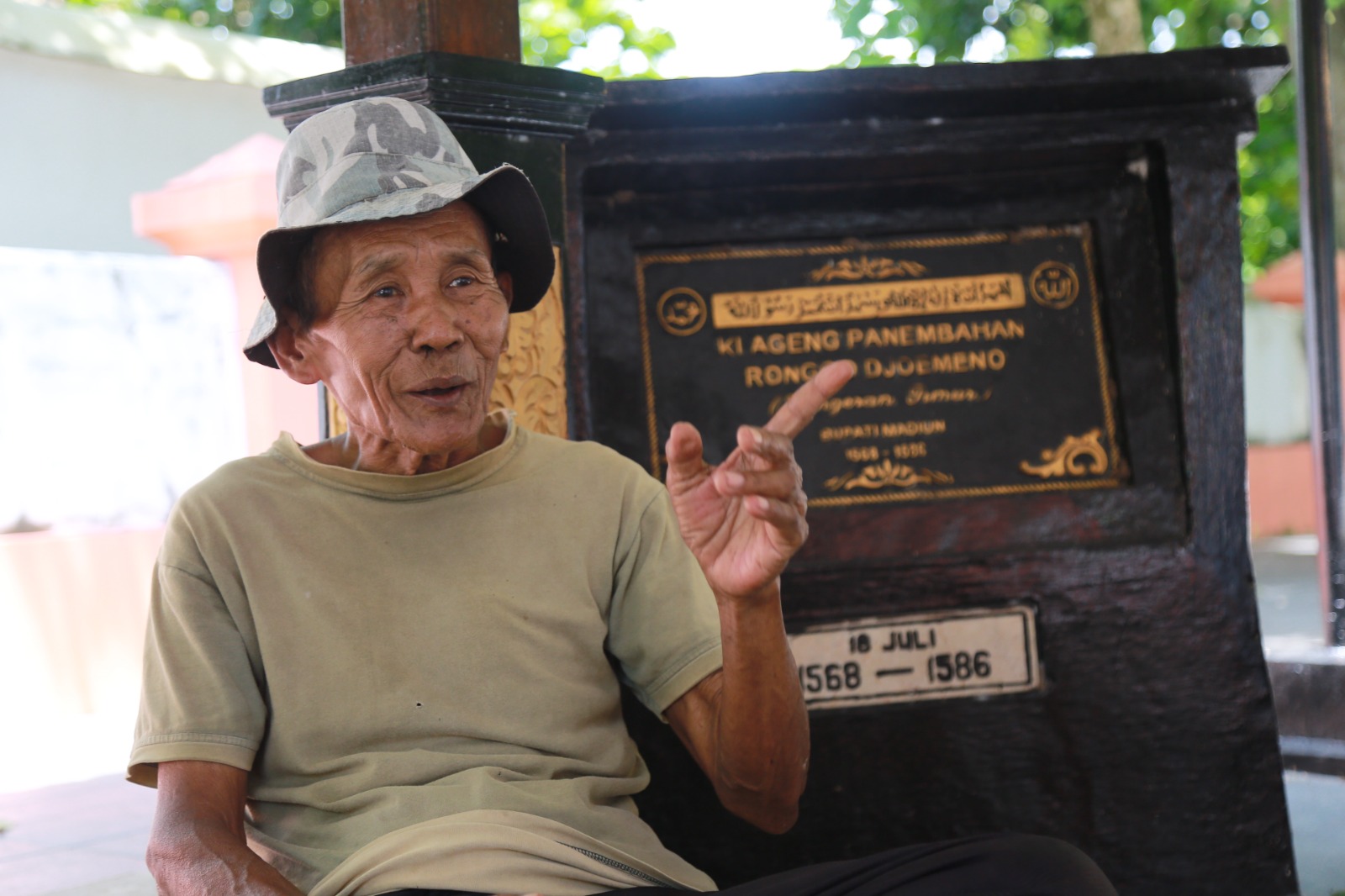 Saimunir, juru kunci Makam Kuncen Madiun. (BAGAS BIMANTARA/RADAR MADIUN)