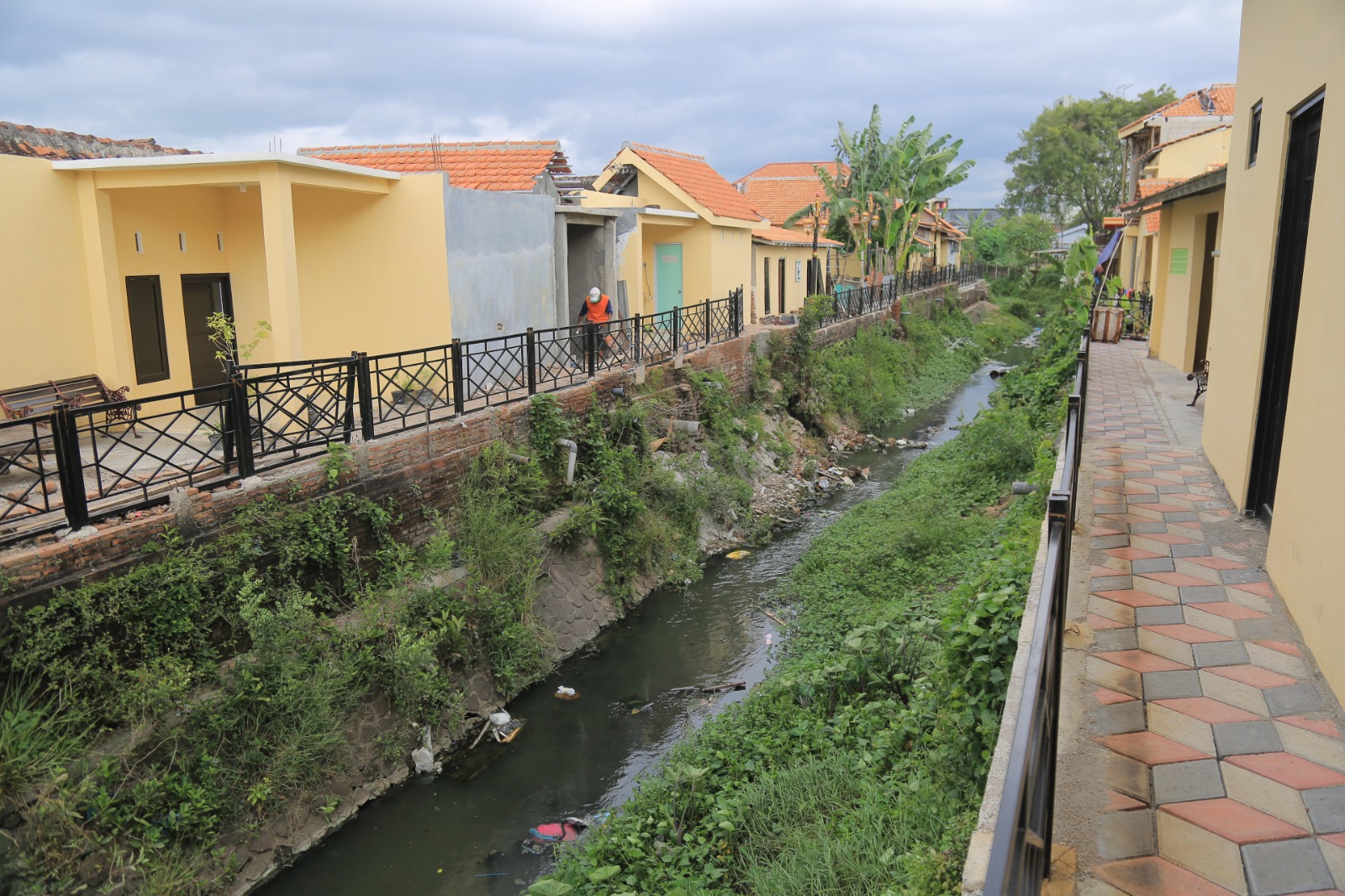TUNTASKAN KAWASAN KUMUH: Program DAK PPKT kawasan Kali Gempol dipastikan berlanjut tahun ini. (BAGAS BIMANTARA/JAWA POS RADAR MADIUN)