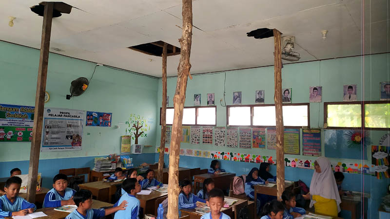 MENGKHAWATIRKAN: KBM di salah satu ruang kelas SDN 03 Grudo, Ngawi, yang atapnya rusak parah beberapa waktu lalu. Perbaikan sekolah rusak masih belum jelas.