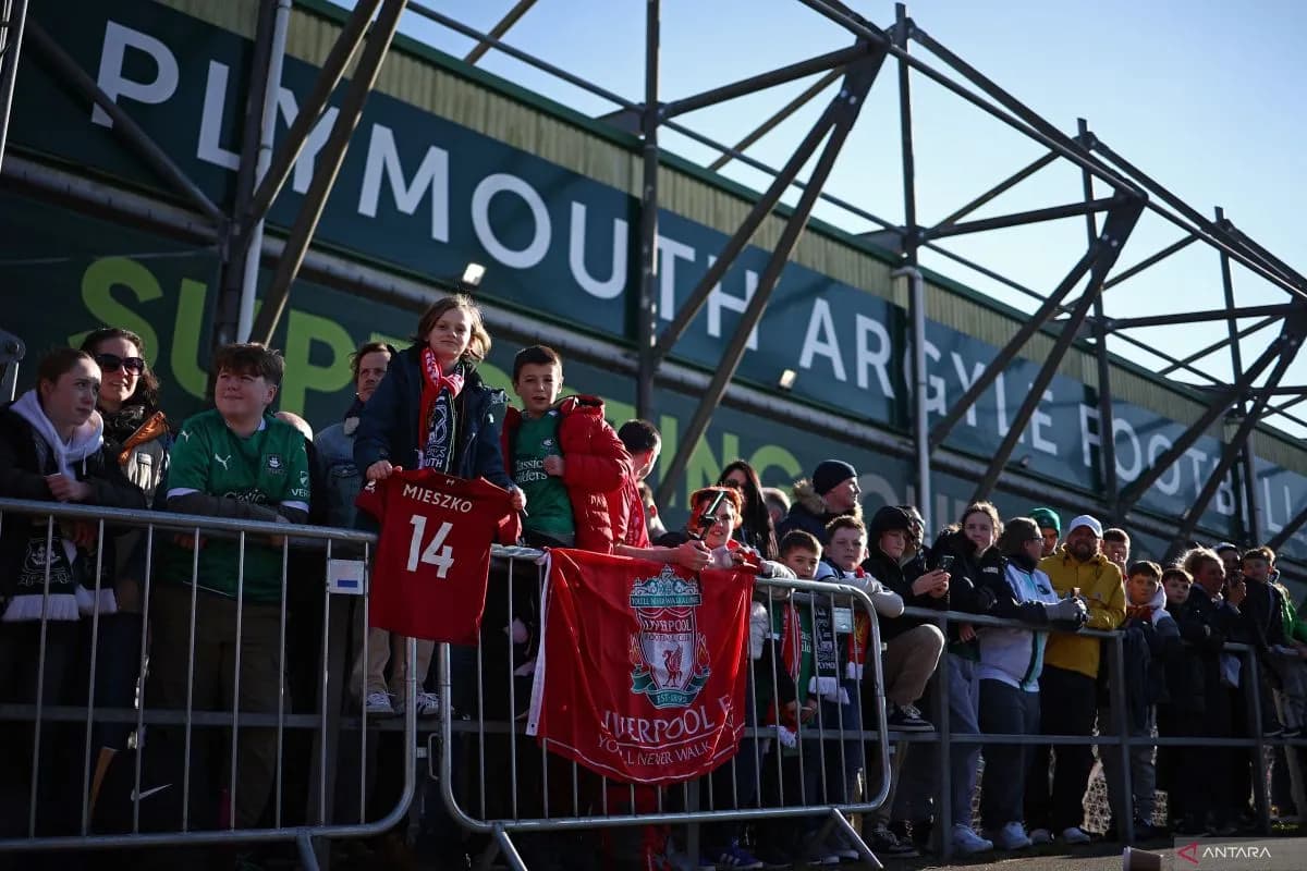 Suporter menantikan kehadiran tim Liverpool jelang pertandingan menghadapi tuan rumah Plymouth Argyle pada putaran keempat Piala FA di Stadion Home Park, Plymouth, Minggu (9/2). (ANTARA)