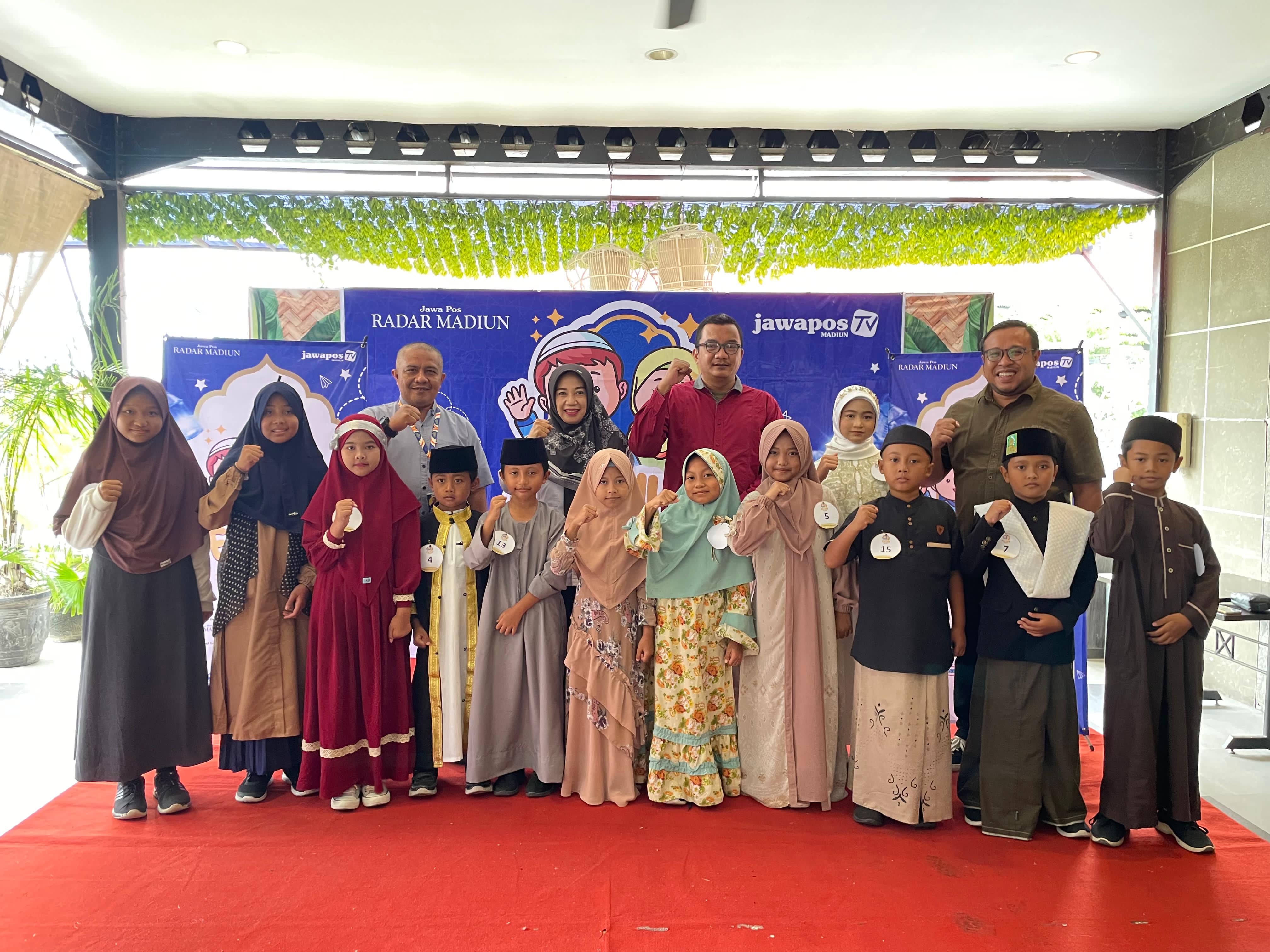 Para peserta audisi Festival Dai Cilik Ramadan 2025 bersama para juri, di Lombok Ijo, Kota Madiun, Senin 10 Februari 2025.