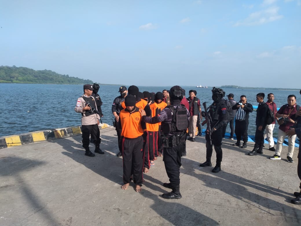 6 narapidana Lapas Madiun dilayar ke Nusakambangan.