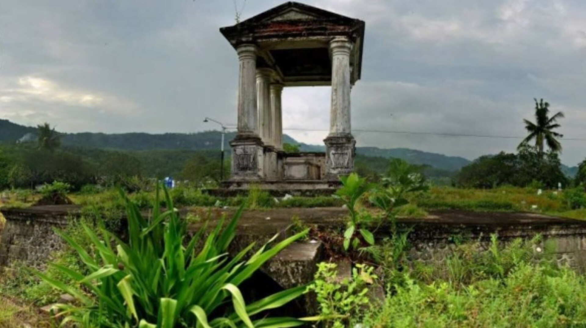 Mausoleum yang beradandi kompleks pemakaman Kucur, Pacitan.