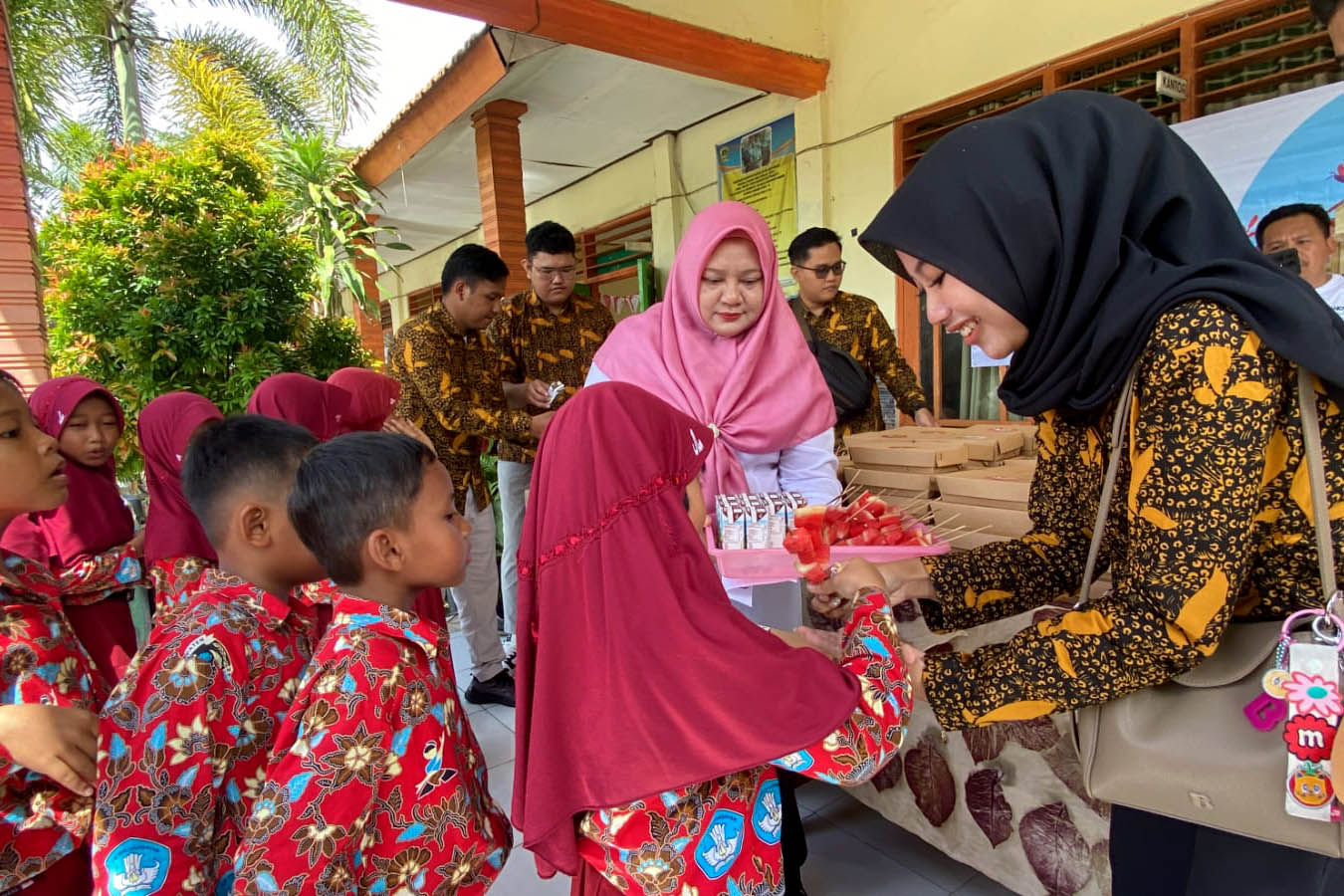 UJI COBA CSR: Salah satu SD di Kabupaten Madiun ketika mendapatkan bantuan simulasi MBG dari lembaga atau instansi setempat. (DOK RADAR MADIUN)