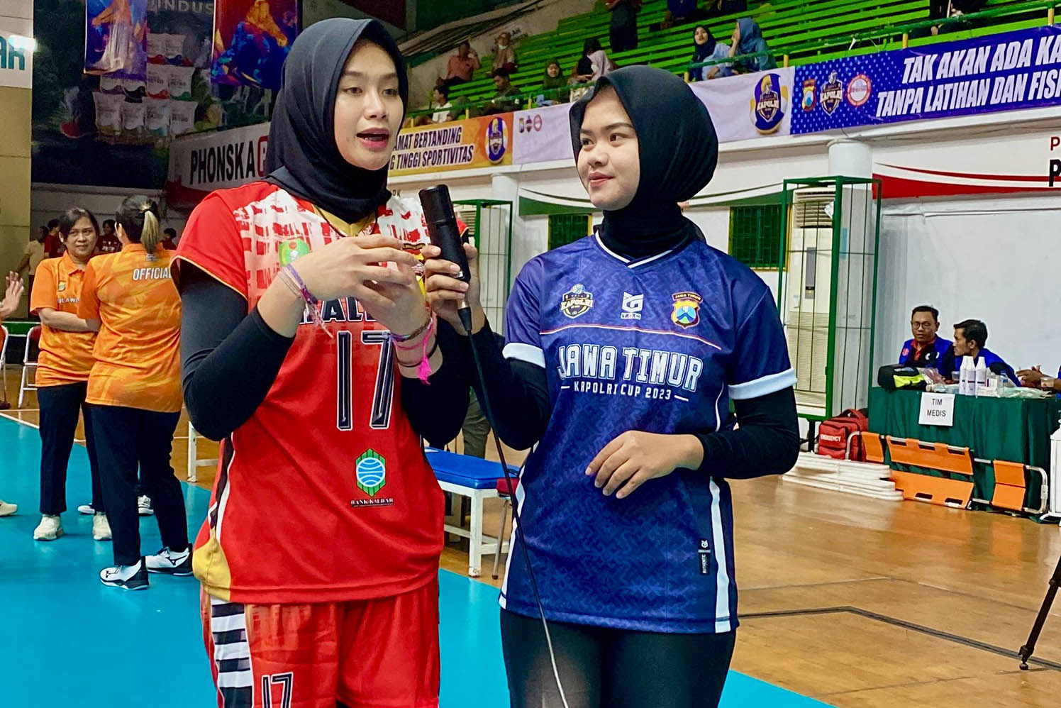 &nbsp;  BERTUGAS: Shukur Dhaniami mewawancari pemain bola voli peserta event Proliga 2025.