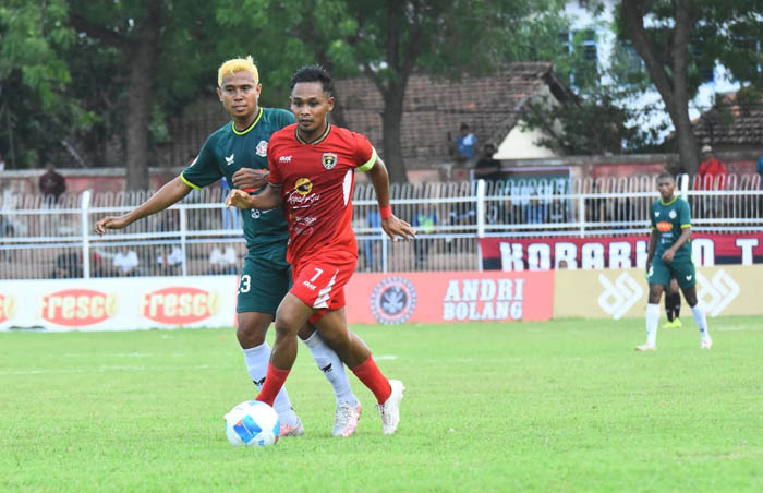 MENANG TIPIS: Persinga yang ditukangi mantan pelatih Arema FC berhasil mengalahkan Mitra Surabaya dalam laga babak delapan besar grup MM Liga 4 Jawa Timur di Stadion Ketonggo, Selasa 11 Februari 2025.