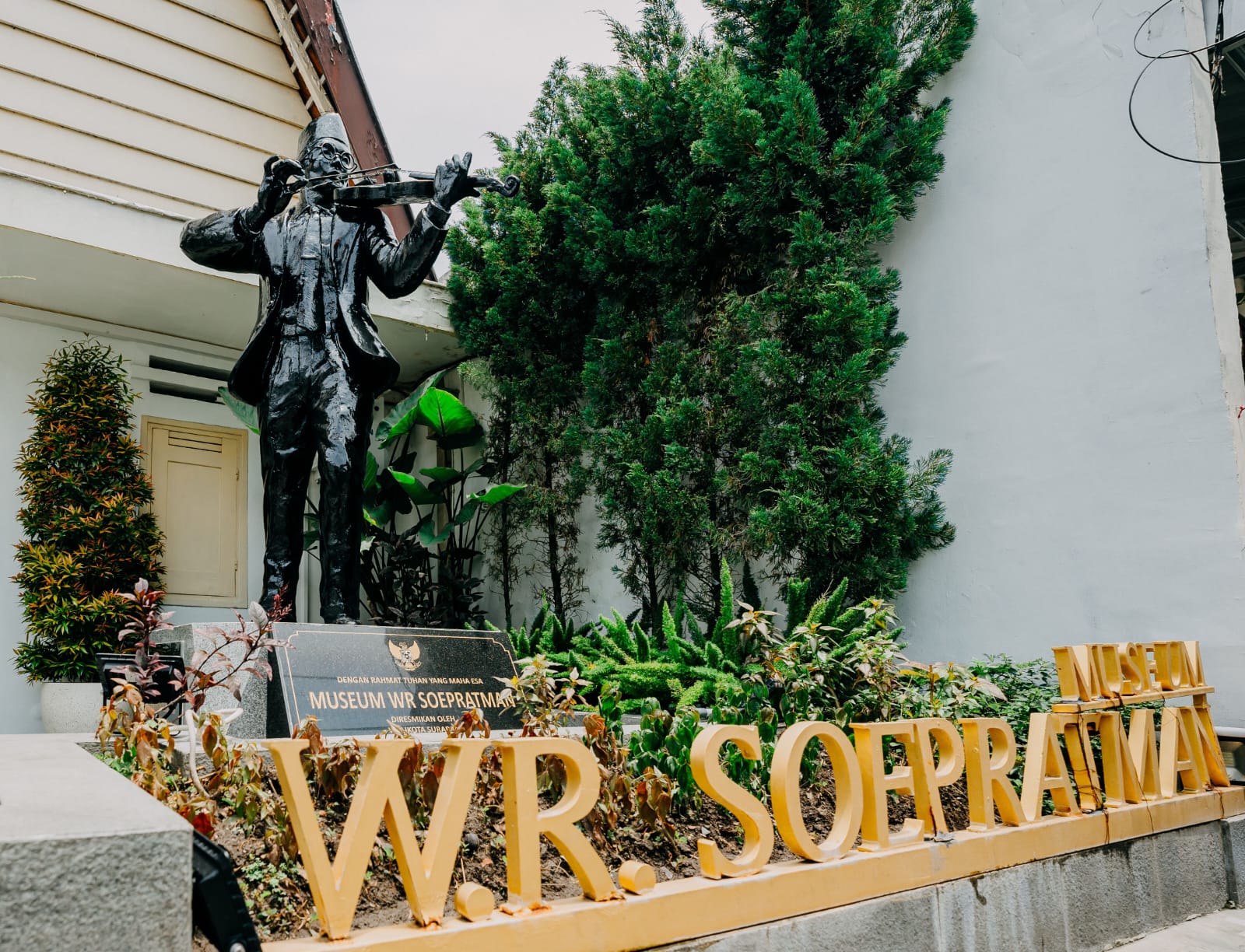 Patung WR Soepratman memainkan biola kesayangan di depan Museum WR Soepratman yang dibangun untuk pencipta lagu Indonesia Raya ini.&nbsp;