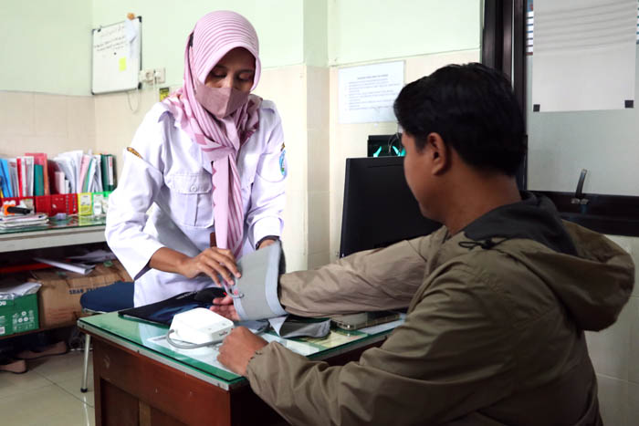 ULANG TAHUN: Warga&nbsp;menikmati layanan cek kesehatan gratis (CKG)&nbsp;di Puskesmas Ponorogo, Selasa 11 Februari 2025.&nbsp;