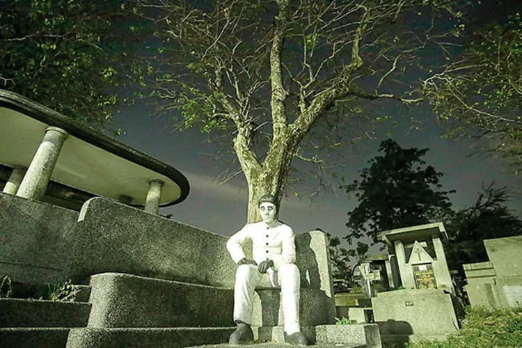 Patung Pilot di makam Kembang Kuning Surabaya yang masih kokoh berdiri dengan segala misteri di baliknya.