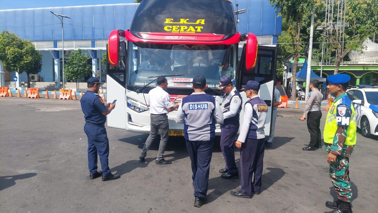 PERIKSA: Petugas Dishub dan personel TNI-Polri melakukan pengecekan armada bus di Terminal Maospati, Magetan, Kamis 13 Februari 2025.&nbsp;