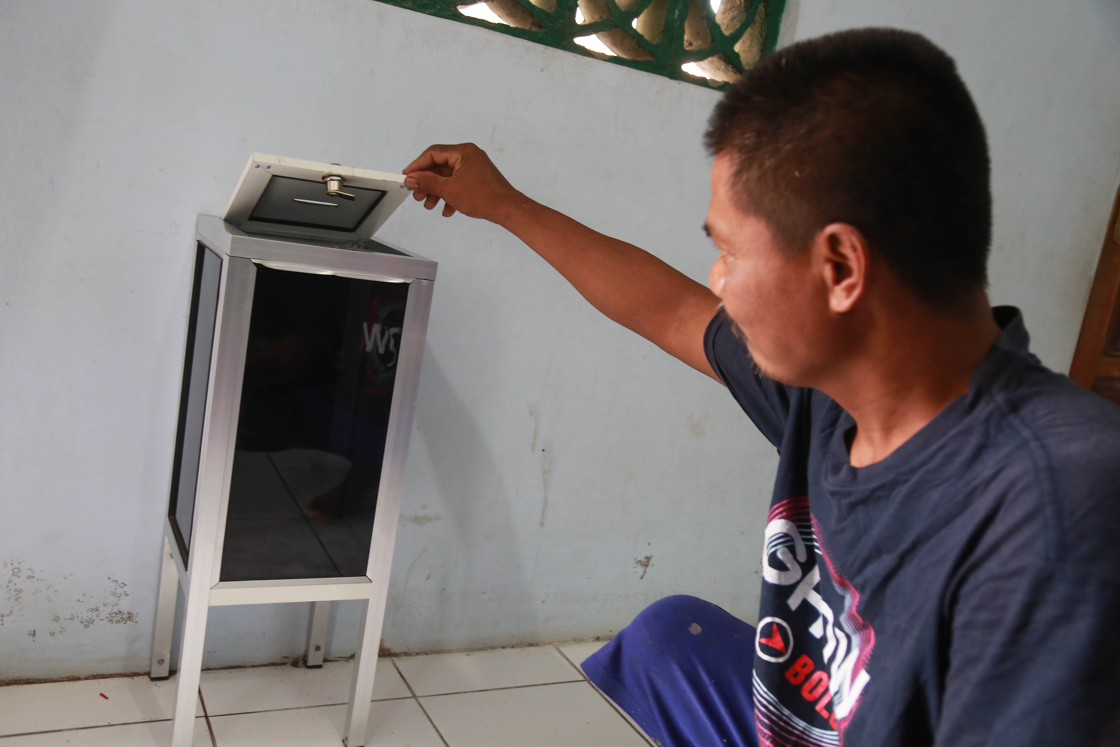 Markam menunjukkan kotak amal yang ada di musala Al-Munawar sudah dalam kondisi rusak dan uangnya diambil oleh pelaku pada Jumat, 14 Februari 2025.