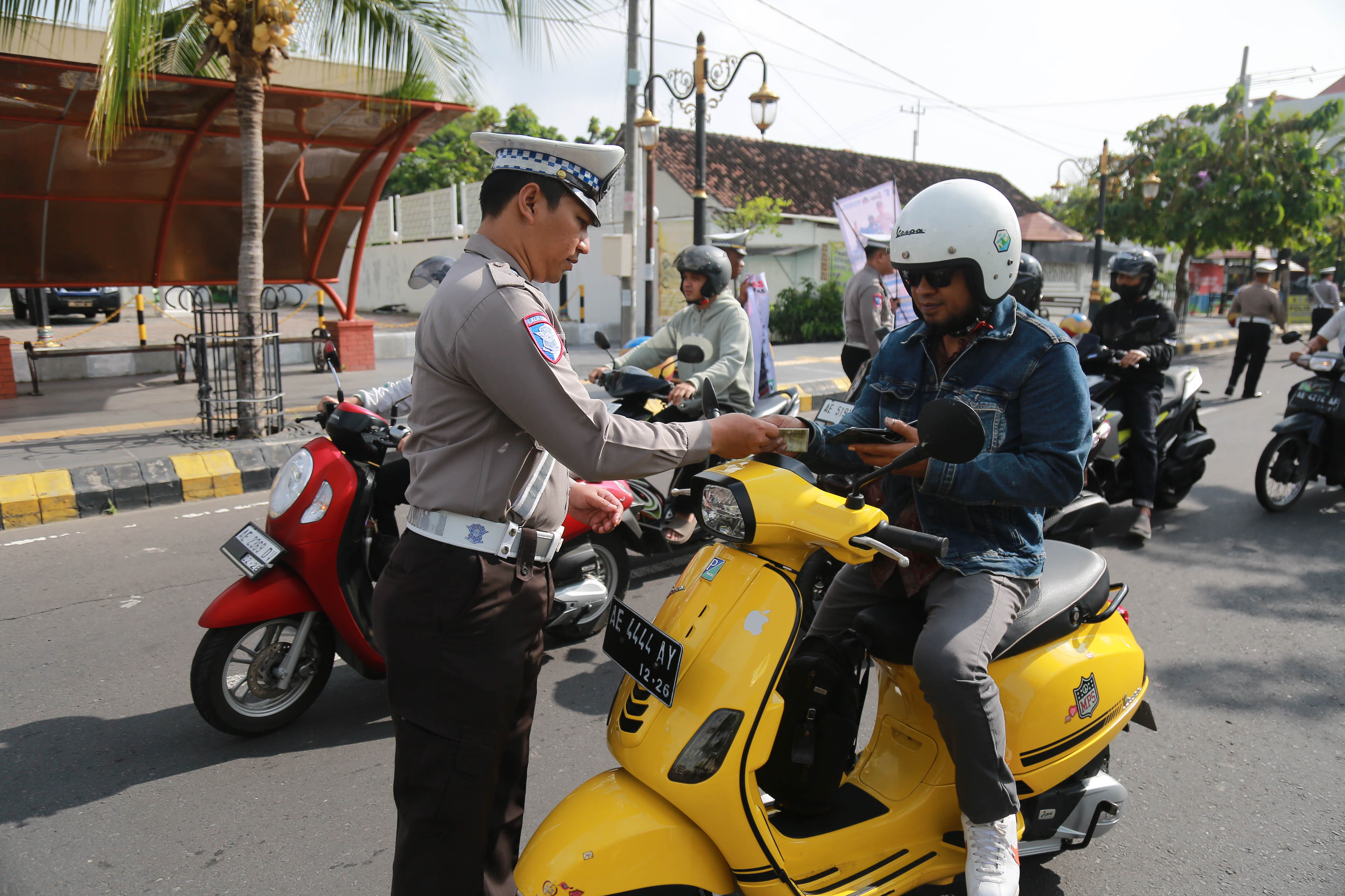 PRIITT: Anggota Satlantas Polres Madiun Kota menggelar Operasi Keselamatan Semeru (OKS) 2025 terhadap pengendara yang melintas di Jalan Jawa, Jumat 14 Februari 2025.