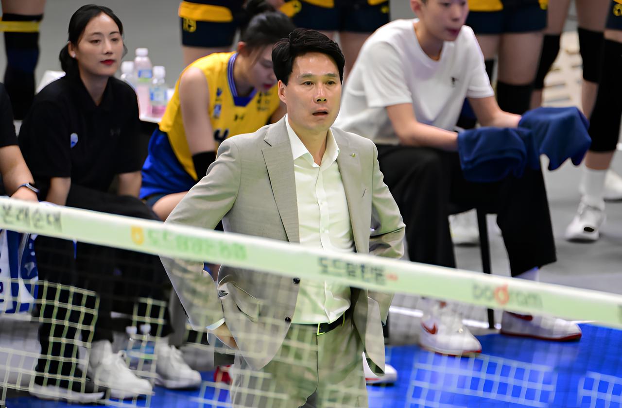 Pelatih Hyundai Kang Sung Hyung.