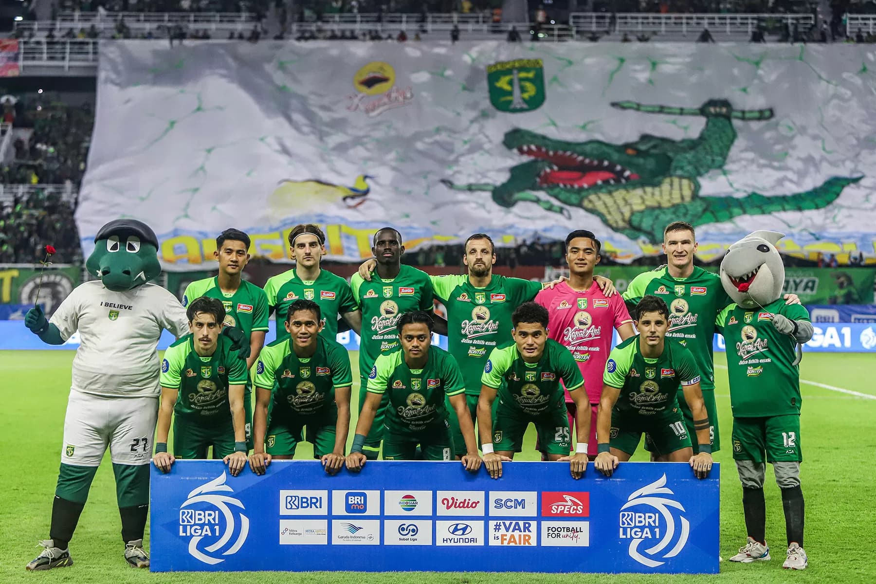 Koreografi Bonek saat Persebaya Melawan PSBS Biak dalam lanjutan Liga 1 di Stadion Gelora Bung Tomo, Sabtu 15 Februari 2025.