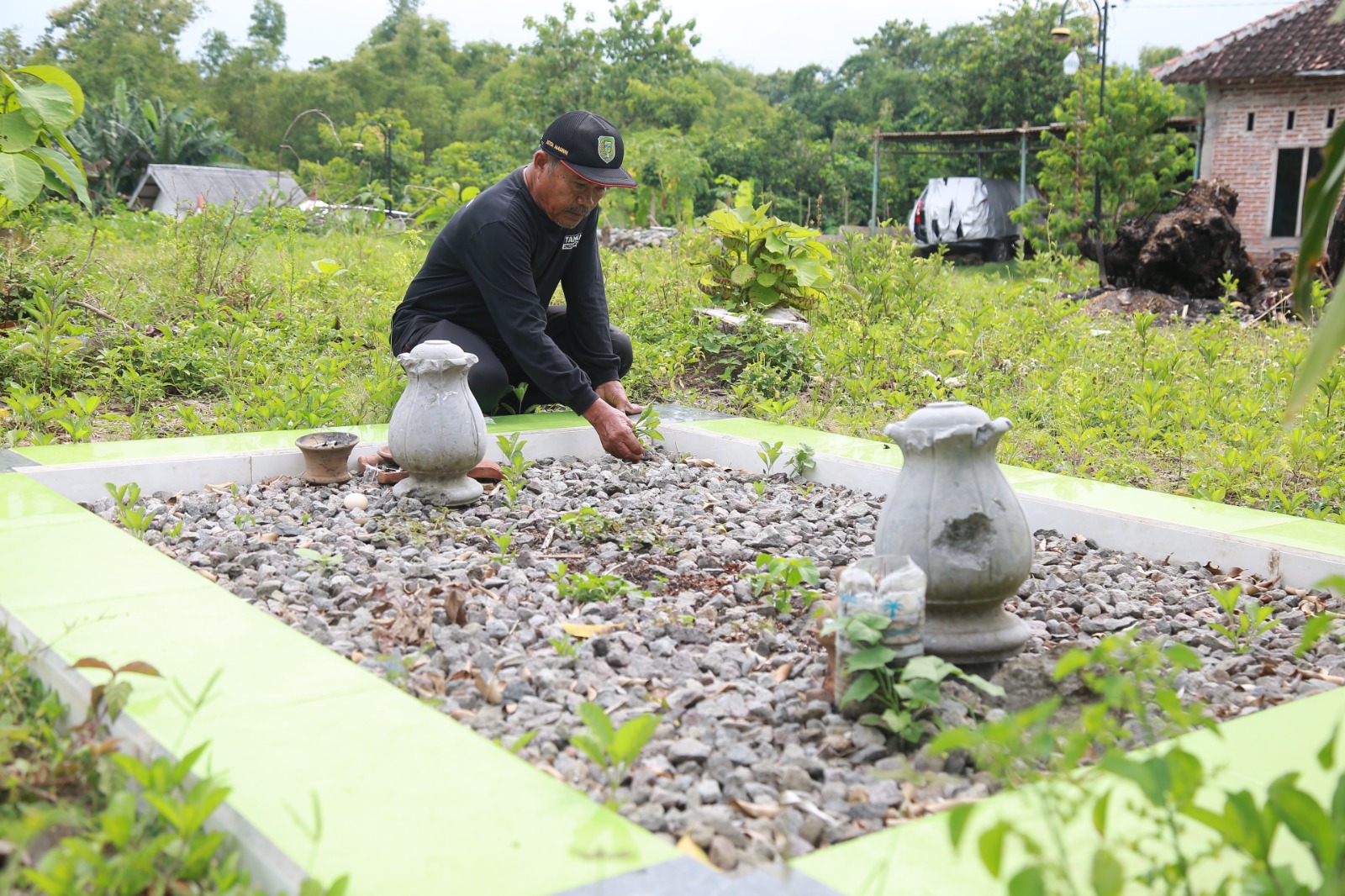 MENYIMPAN SEJARAH: Modin Kelurahan Demangan Suwandi menunjukkan makam jalan Setinggil, Demangan, Taman, pada Jumat (14/2) lalu.