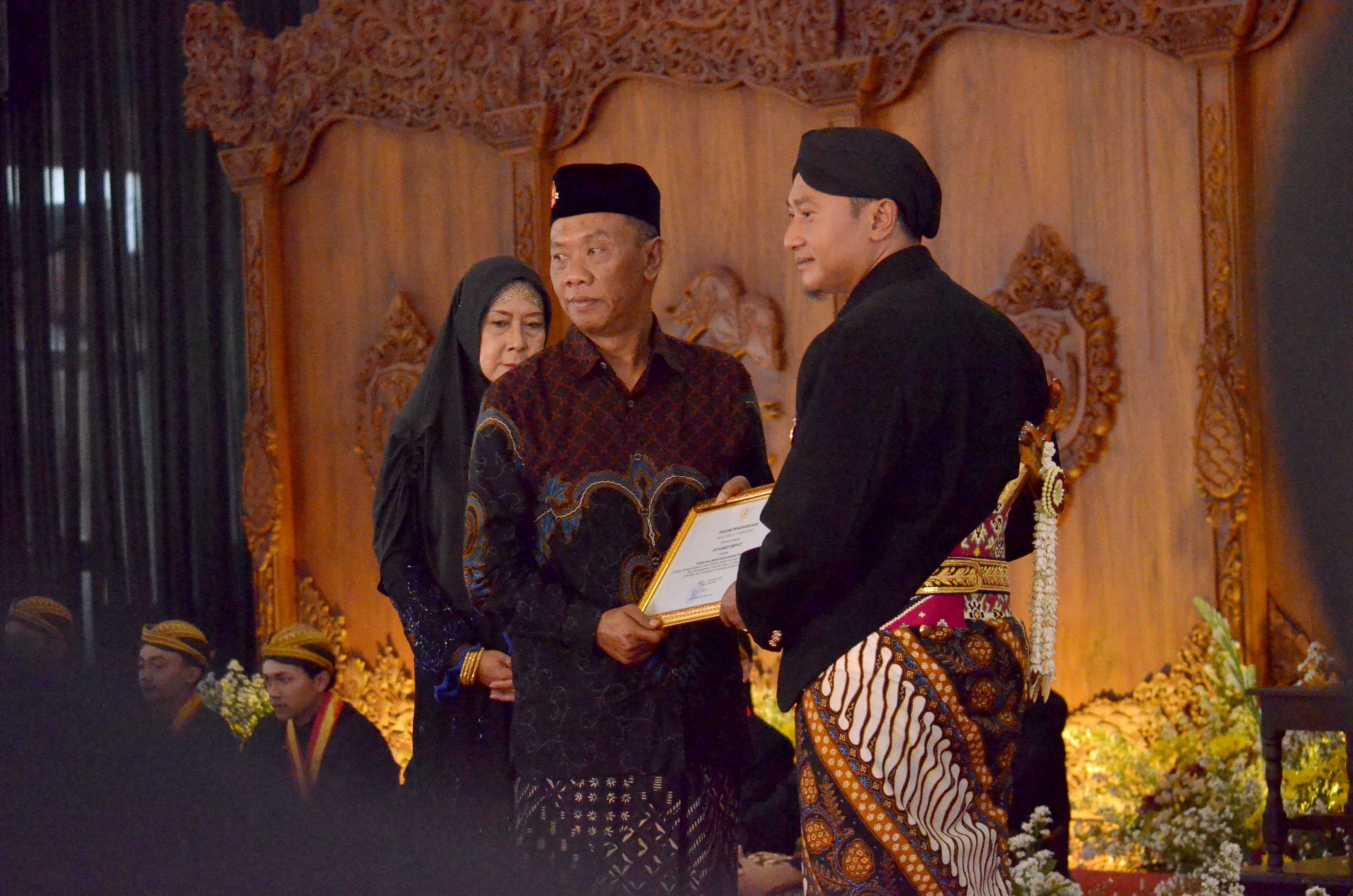 TANDA HORMAT: Bupati Pacitan Indrata Nur Bayuaji menyerahkan penghargaan pada para tokoh yang berjasa untuk Kabupaten Pacitan.