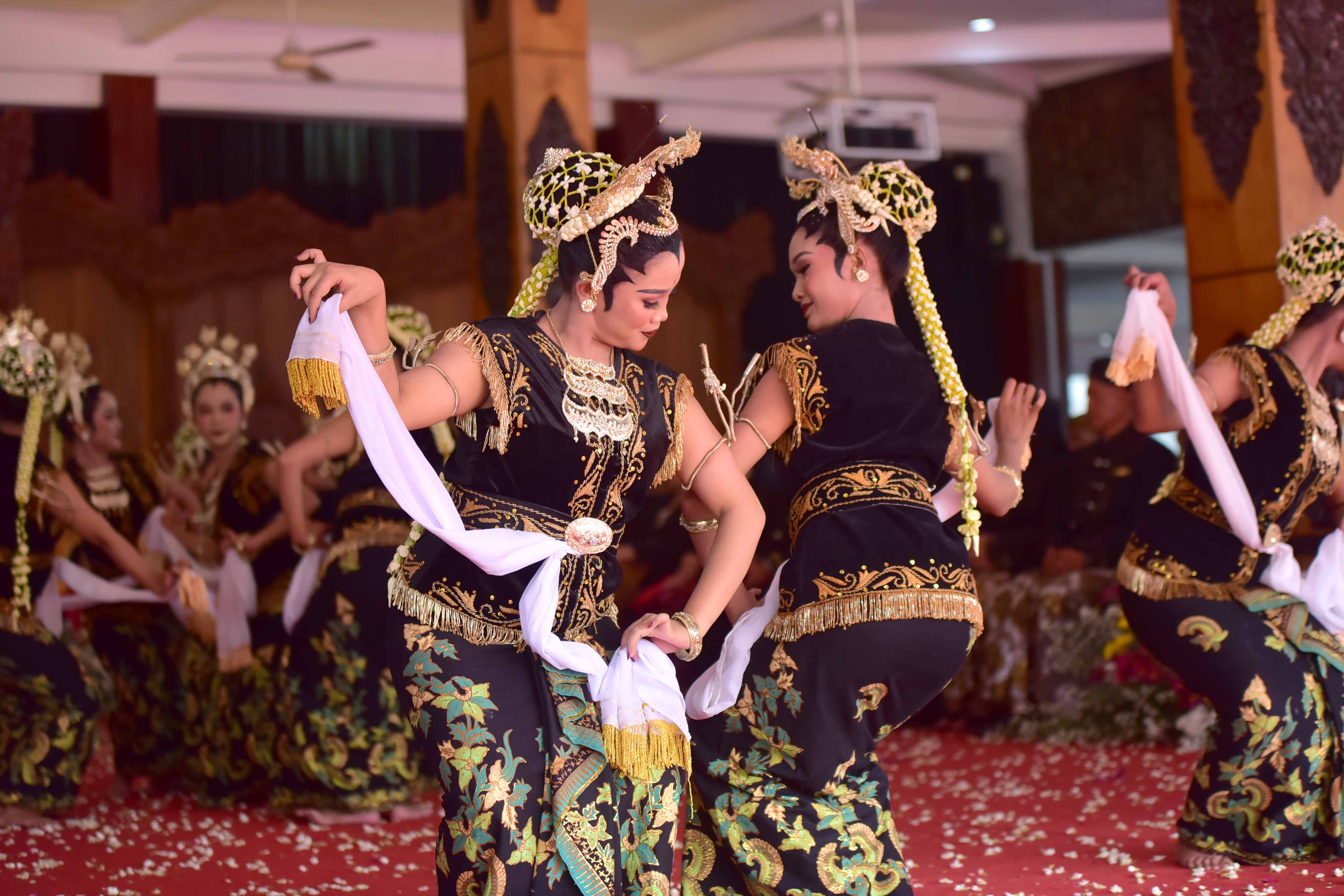 KEARIFAN LOKAL: Tari Sekar Pace yang melambangkan semangat dan identitas Pacitan ditampilkan dalam puncak peringatan Hari Jadi Ke-280 Kabupaten Pacitan.