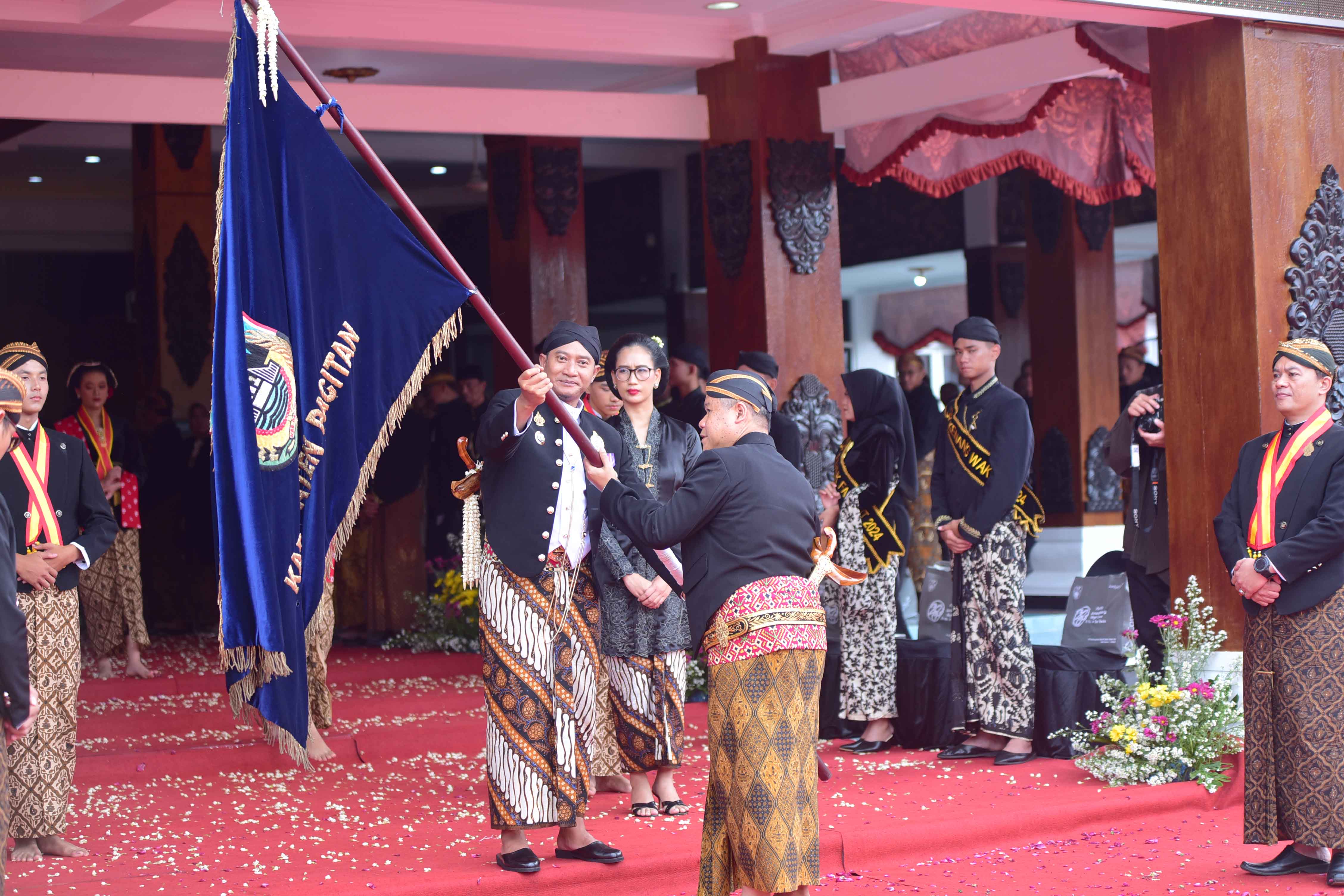 SAKRAL: Bupati Pacitan Indrata Nur Bayuaji menyerahkan Panji Kabupaten Pacitan kepada Sekda Heru Wiwoho untuk selanjutnya dikirab keliling 12 kecamatan.