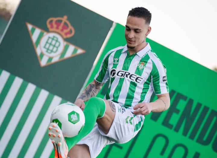 Antony saat diperkenalkan ke publik Real Betis.