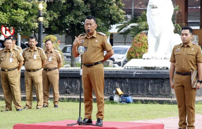 INSTRUKSI: Bupati Ponorogo Sugiri Sancoko memberikan arahan ASN pada apel rutin. Ia menegaskan efisiensi anggaran tak boleh jadi hambatan.