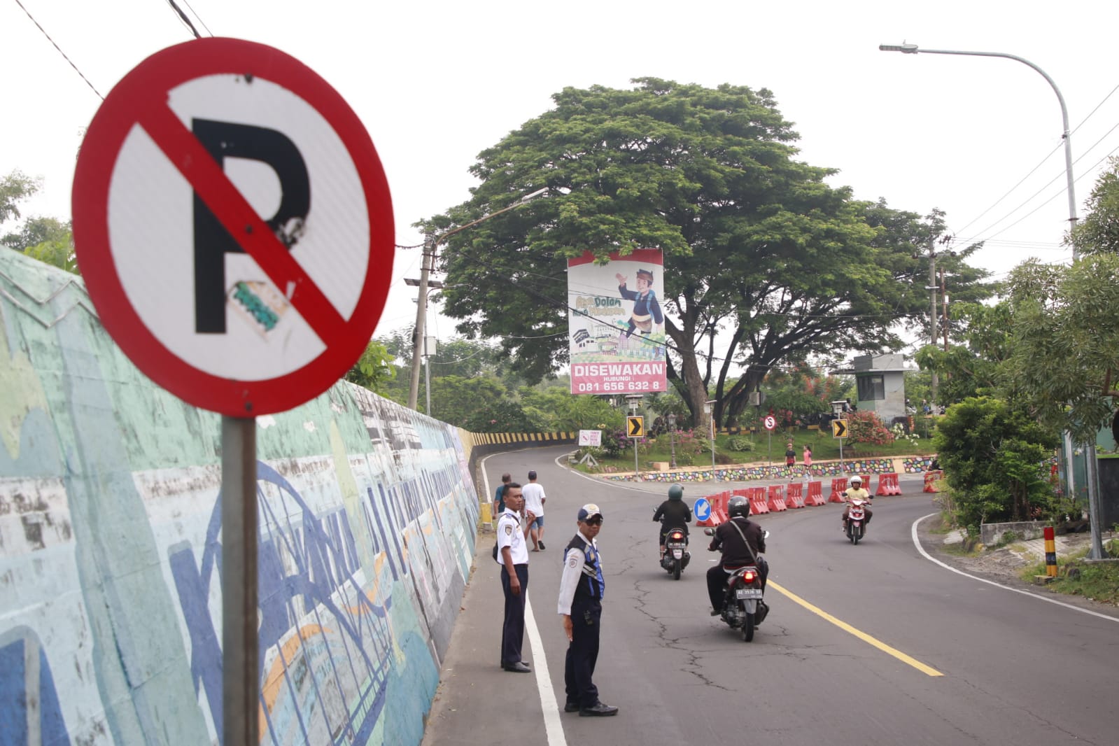 DILARANG PARKIR: Petugas dari Dishub Kota Madiun berjaga di sepanjang Jalan Ahmad Yani untuk menertibkan parkir kendaraan.
