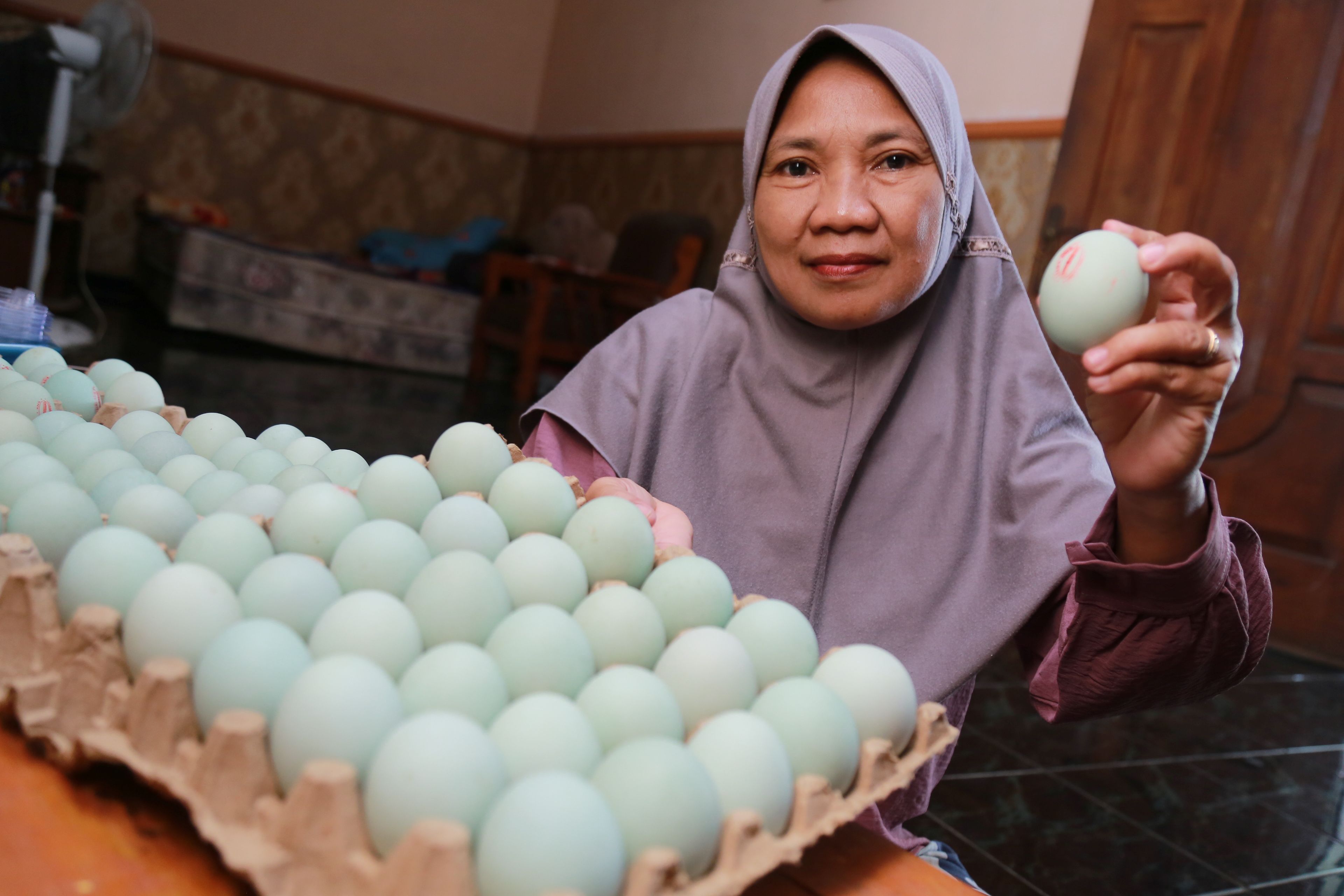 USAHA: Eni Widowati terkenal ulet dalam memproduksi telur asin.