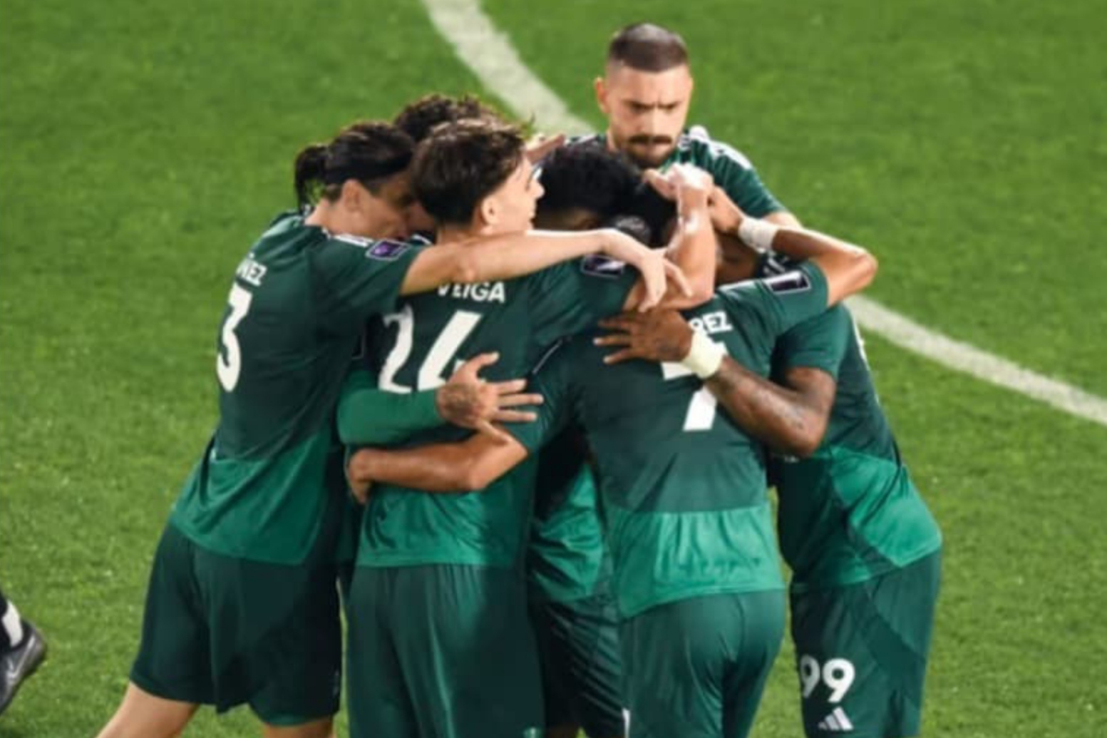 Para pemain Al-Ahli melakukan selebrasi.