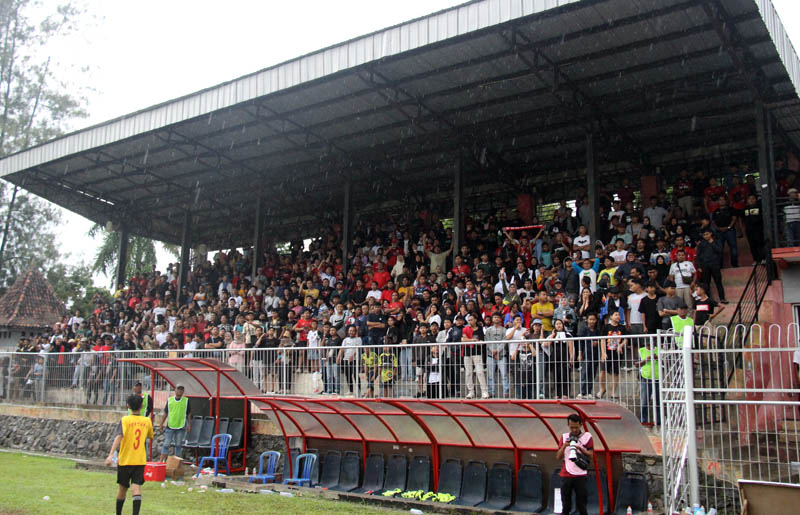 PEMAIN KE-12: Masyarakat Ngawi antusias menyaksikan pertandingan Persinga langsung di Stadion Ketonggo selama gelaran babak 16 dan 8 besar Liga 4 Jatim.