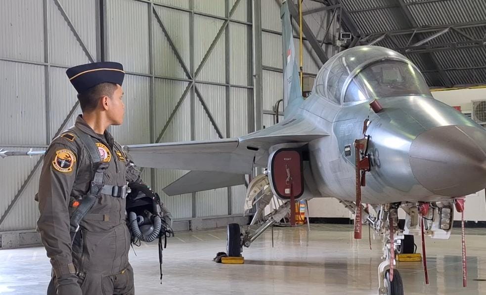BERSIAP: Pilot TNI AU bersiap mengikuti Latihan Perkasa B 2025. Foto insert, pengecekan alutsista yang akan digunakan pada latihan ini.