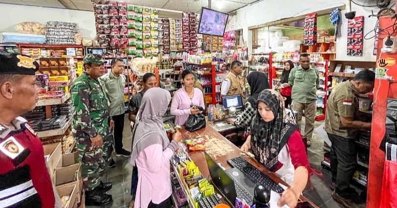 MASIH ADA: Tim gabungan merazia peredaran rokok ilegal di salah satu toko di wilayah Kabupaten Pacitan pekan lalu.&nbsp;&nbsp;
