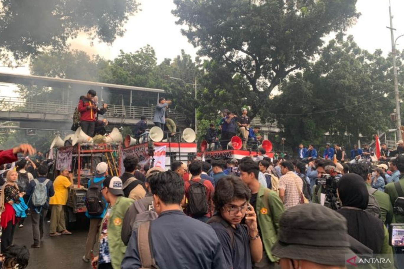 Ribuan mahasiswa menggelar aksi Indonesia Gelap di Jakarta, Senin 17 Februari 2025.