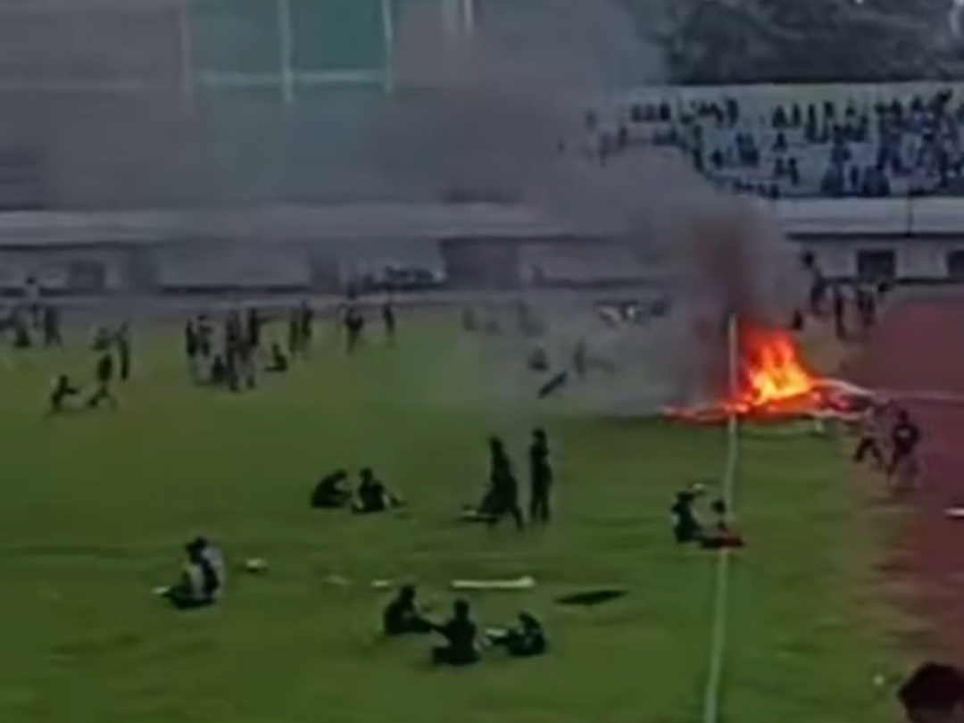 Suporter merangsek ke lapangan dan membakar gawang di pertandingan Liga 2 antara Persela vs Persijap, Selasa 18 Februari 2025.