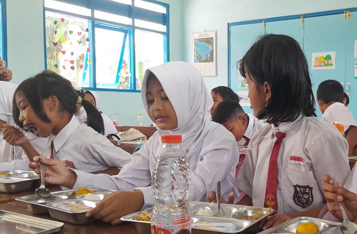 PROGRAM PEMERINTAH PUSAT: Sejumlah siswa SDN Ngawi Purba menyantap menu makan bergizi gratis, Senin 17 Februari 2025.