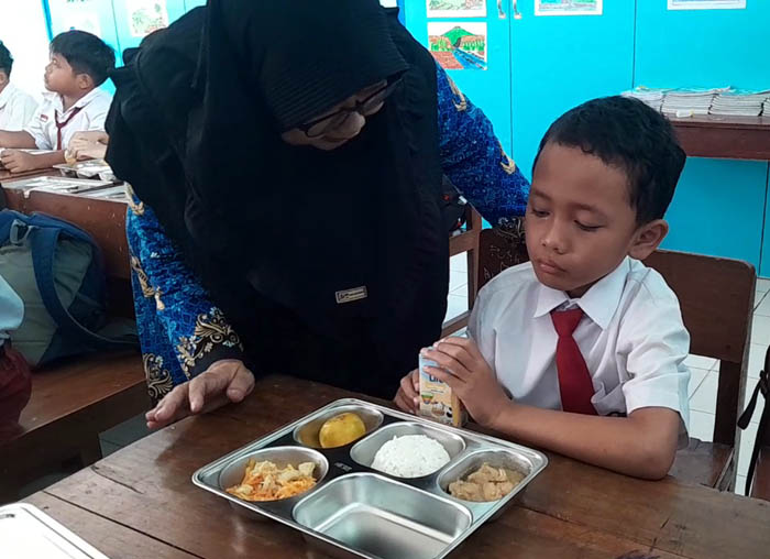 MASIH PAGI : Pelajar SDN Ngawi Purba 02 berkesempatan menyatap menu makan bergizi gratis hari pertama mulai pukul 08.00 WIB hari Senin 17 Februari 2025.