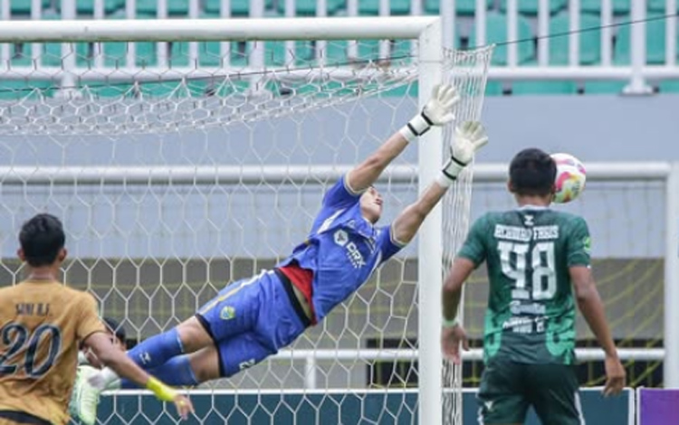 Kiper Bhayangkara berjibaku mengamankan gawangnya dari gempuran PSKC.