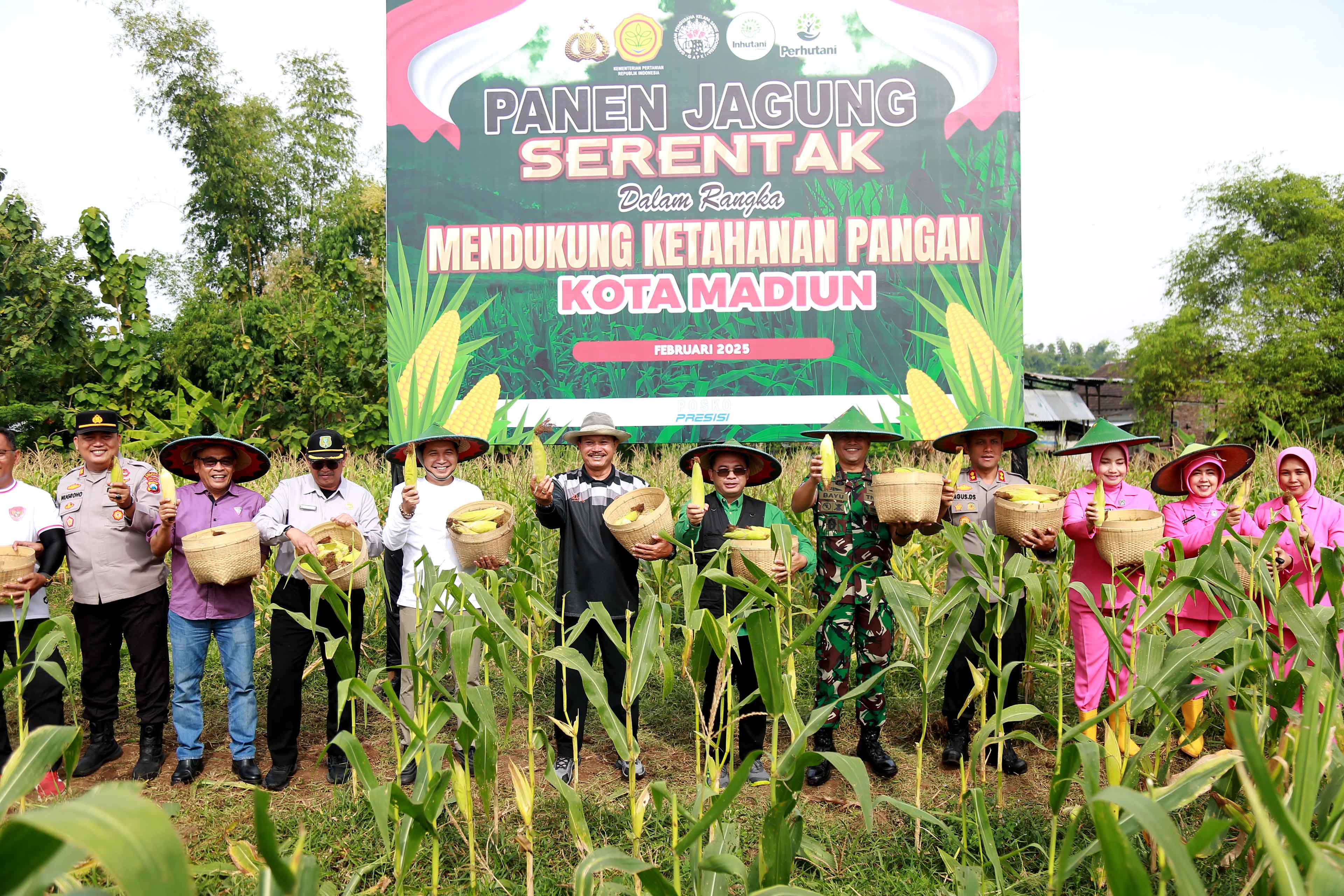 KOMODITAS: Kapolres Madiun Kota AKBP Agus Dwi Suryanto bersama dengan forkopimda dan Wali Kota Madiun terpilih Maidi memanen jagung yang ditanam di Kelurahan Banjarejo, Taman, Selasa 18 Februari 2025.