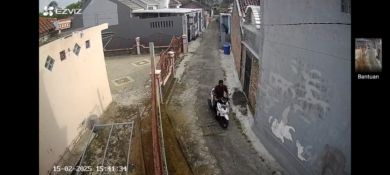 WANTED: Inilah tangkapan layar dari rekaman CCTV wajah pelaku curanmor ketika beraksi di Jalan Jatisiwur pada Sabtu sore, 15 Februari lalu.