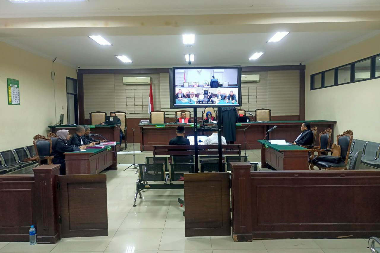 SIDANG PERDANA: Proses persidangan perkara korupsi dengan terdakwa HS dan TI di Pengadilan Tipikor Surabaya pada Senin (17/2) lalu.