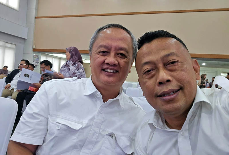 SEHAT: Sugiri Sancoko berfoto bersama Wakil Walikota Magelang Sri Harso di sela pemeriksaan kesehatan, Senin 17 Februari 2025.