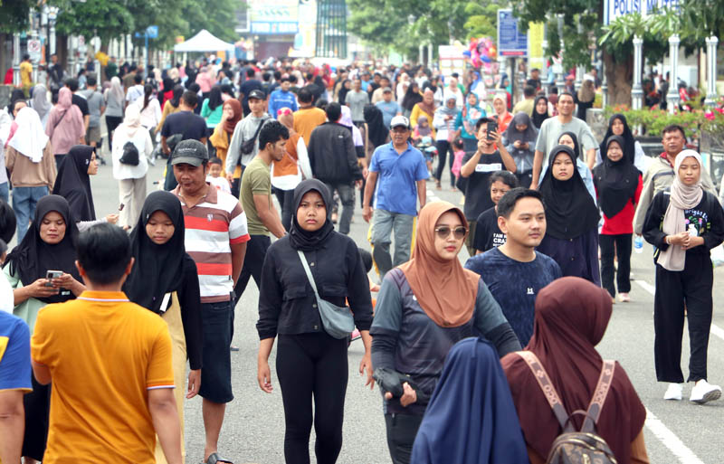 RAMAI: Warga memanfaatkan kegiatan car free day (CFD) di Jalan HOS Cokroaminoto setiap hari Minggu pagi untuk aktivitas olahraga dan bersantai bersama keluarga.
