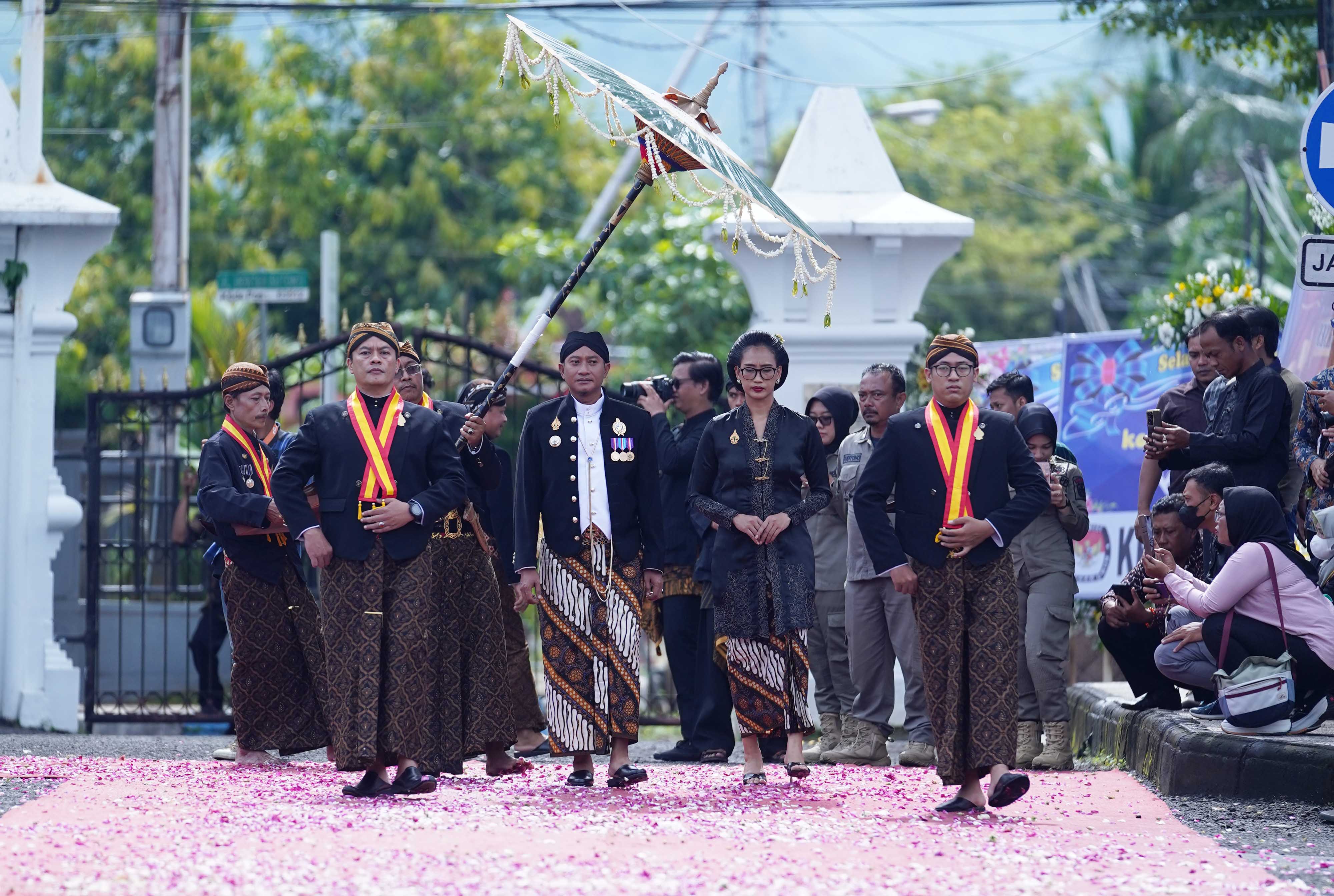 BUDAYA JAWA: Prosesi puncak peringatan Hari Jadi Ke-280 Kabupaten Pacitan, Senin 17 Februari 2025.