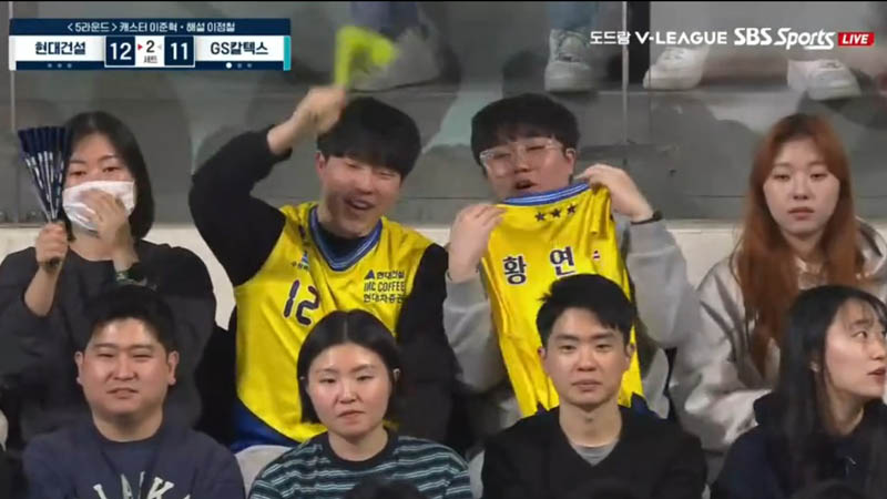 DUKUNGAN : Fans Hyundai Hillstate memberikan semangat Momma Basoko cs dalam laga tandang lawan GS Caltex di putran kelima liga voli Korea Selatan.