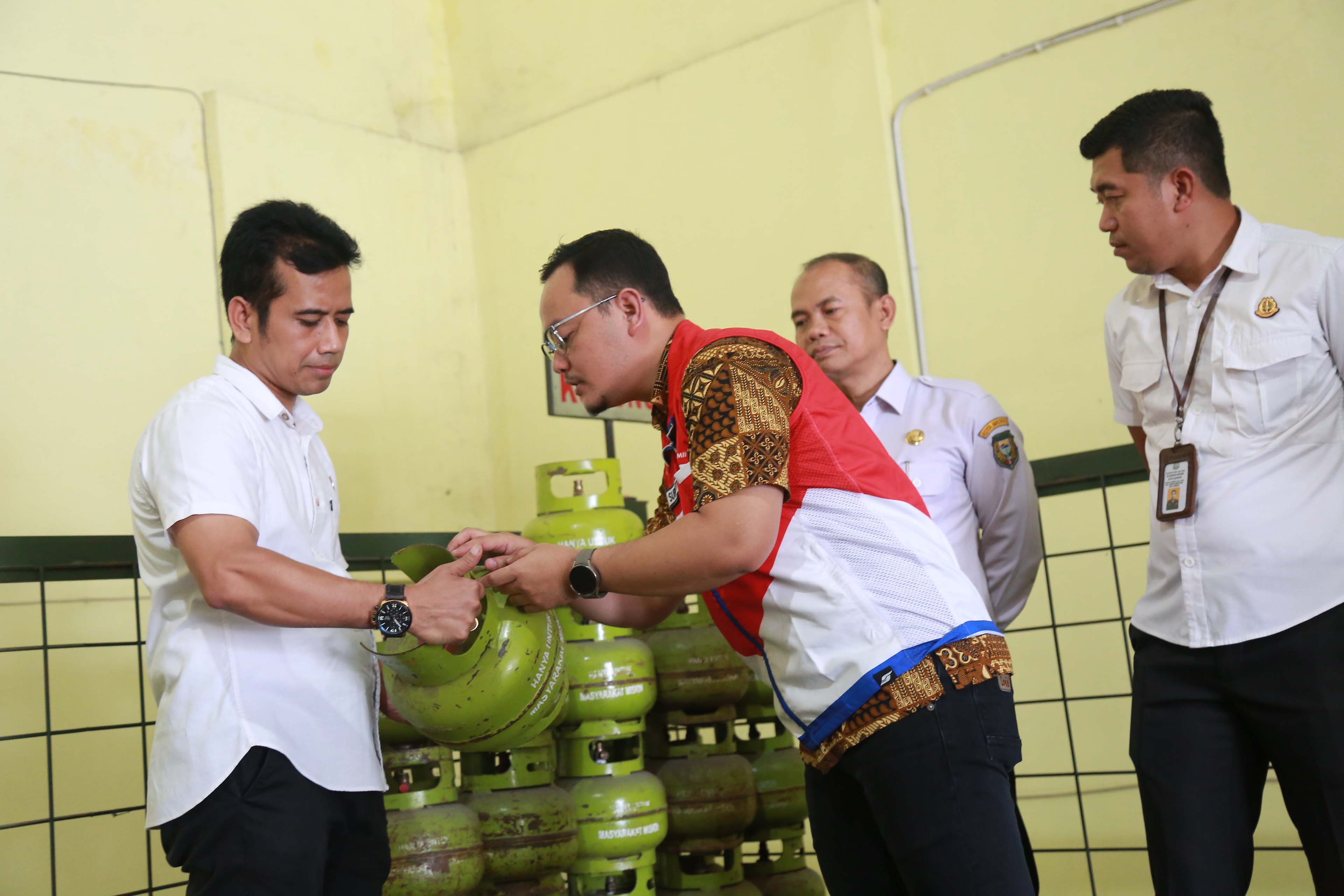 STOK KOSONG: Tim Satgas Pangan meninjau ketersediaan elpiji 3 kilogram di salah satu agen yang ada di Jalan Setia Budi, Rabu 19 Februari 2025.